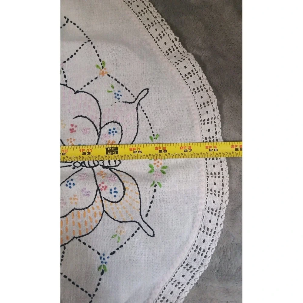 Vtg Table Topper Tablecloth Oval Floral‎ Embroidered Butterfly Crocheted Trim